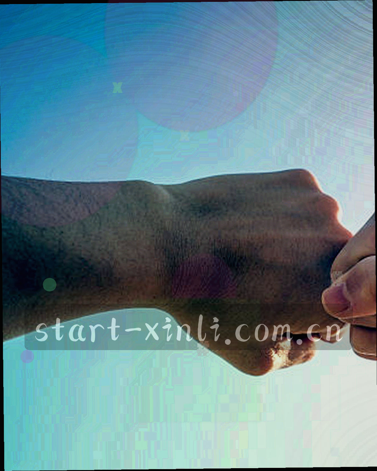 低角度拍摄的体育场馆看台阶梯与斜射进来的现场光，绿色与暖金交错，画面保留颗粒质感